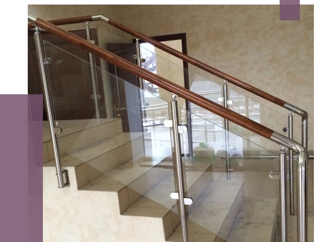 Комбинированные перила из металла и дерева в Кунгуре